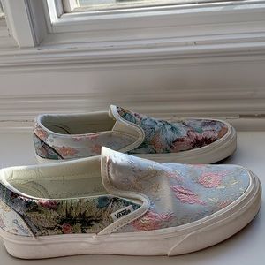 Vans mixed matched slide ones size 9.5